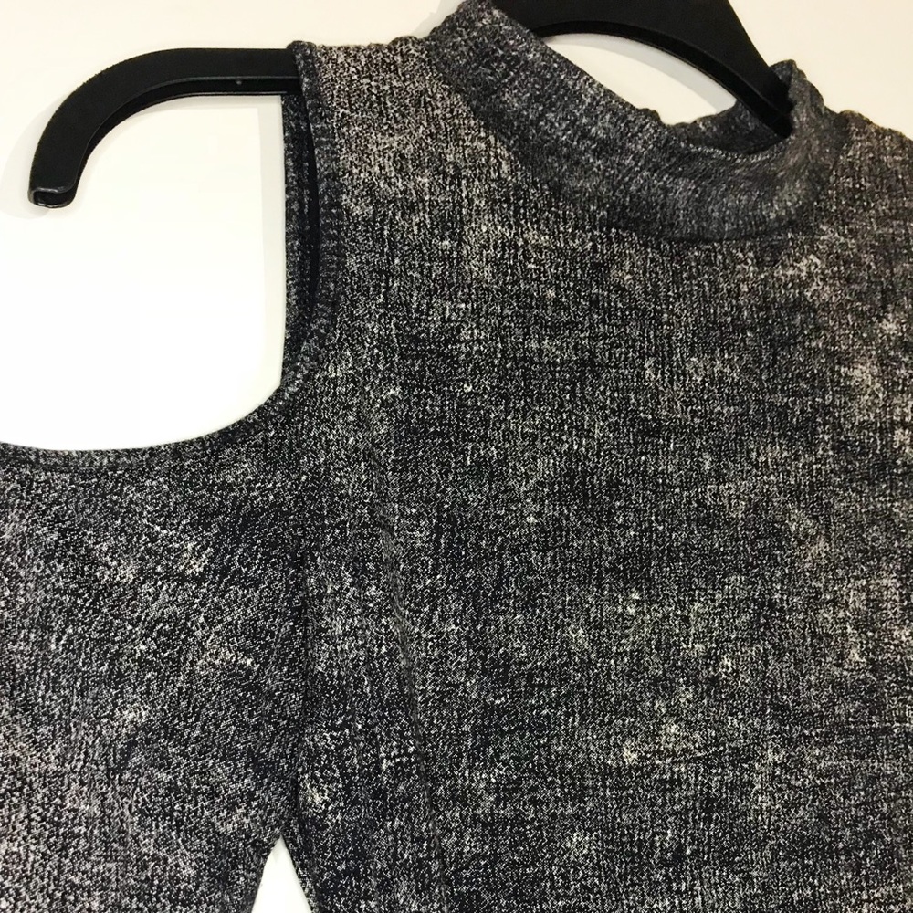 3/4 Cold Shoulder Top